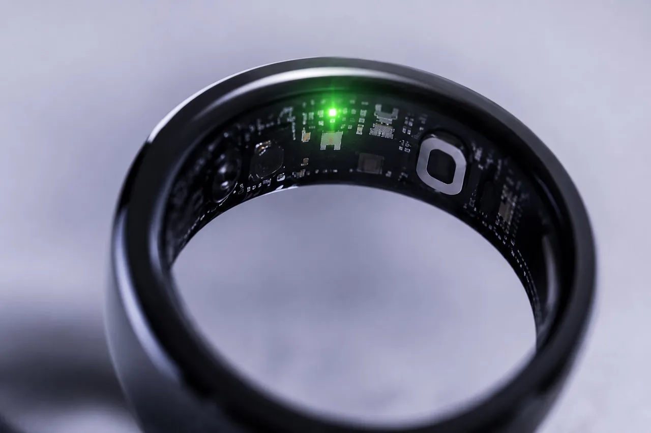 Titanium ring with inner sensors